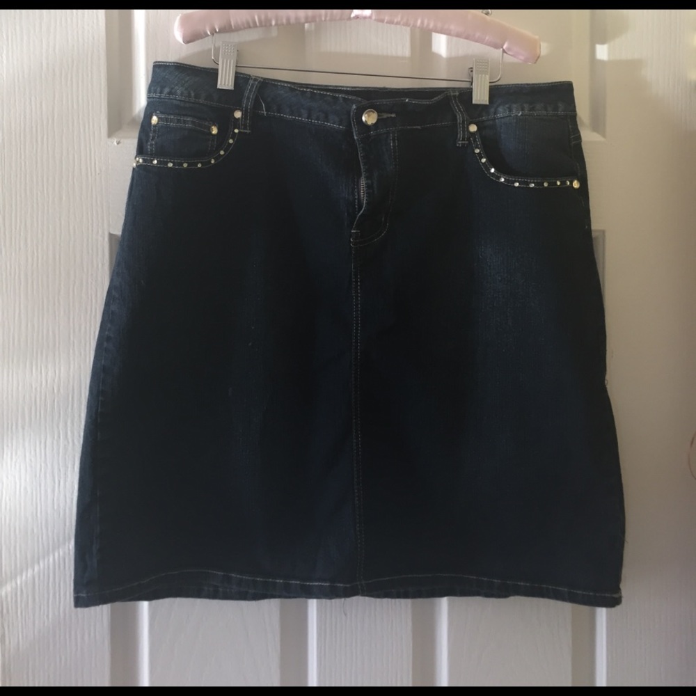 Stretch demim skirt with beading & light distress