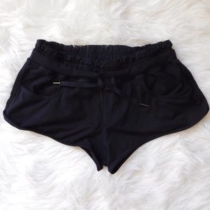 Drawstring lululemon shorts w/pockets