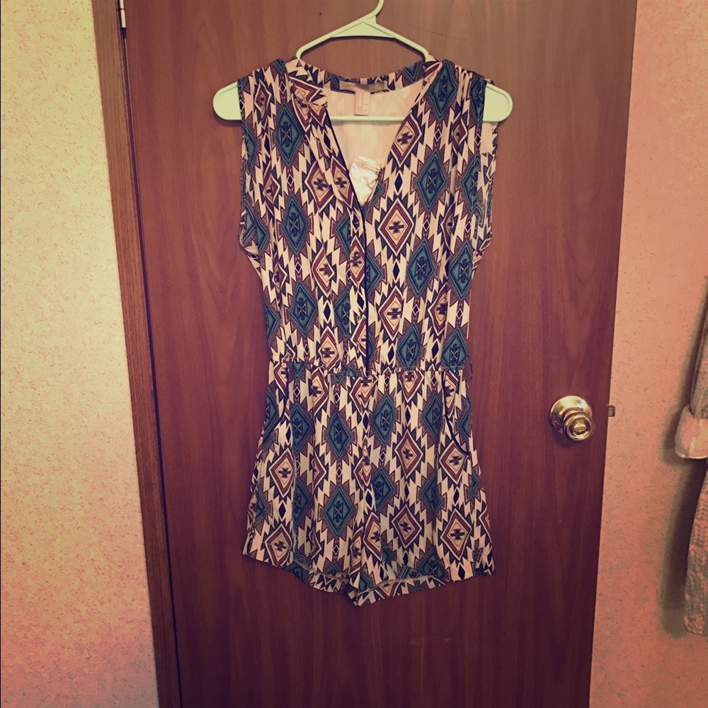 Cute Aztec print romper nwt