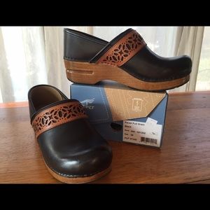 NEW!!! Dansko Pavan Clogs.  Size 38