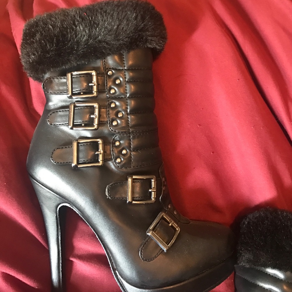 Boot heels worn a couple of times great condition