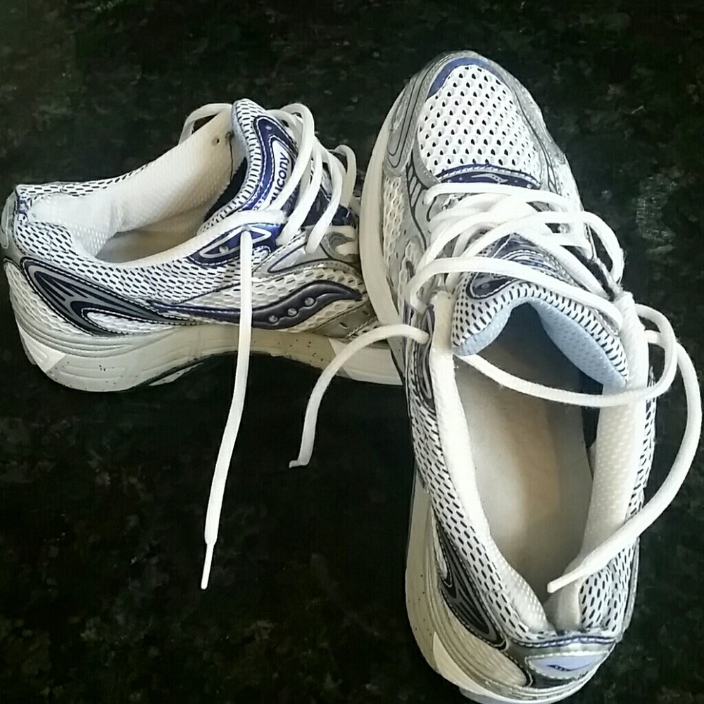 Woman saucony shoe size 11