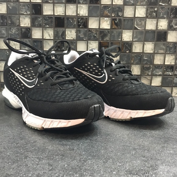 Nike Shoes - Like new black Nike shoes