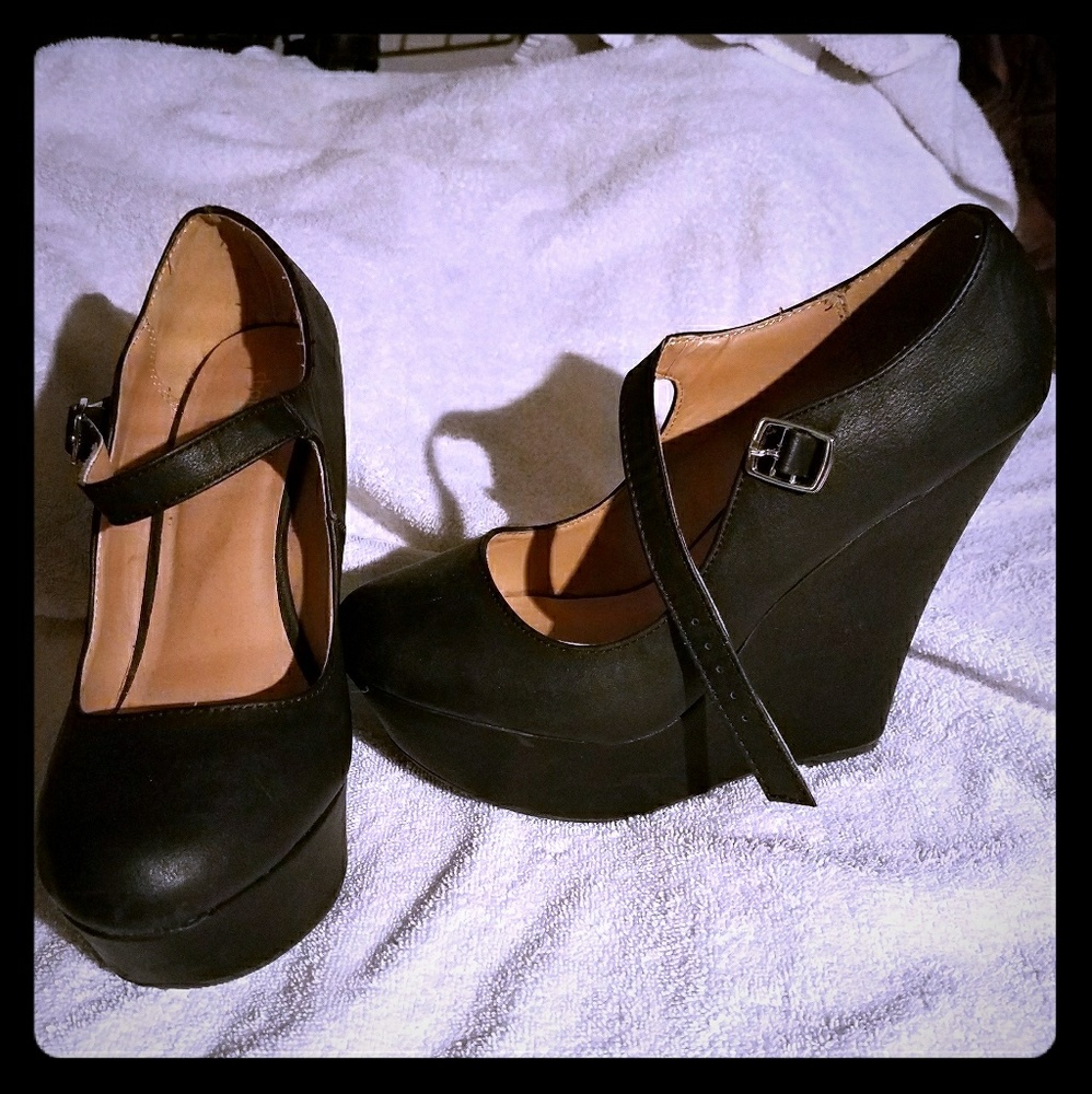 Black wedges