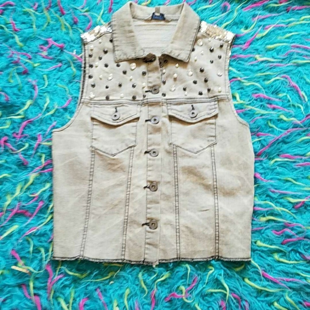 Nice sleeveless shirt..  with sequence on upper