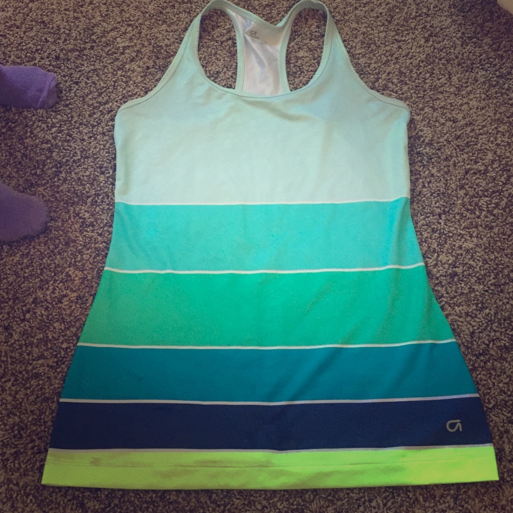 Gap fit athletic top !