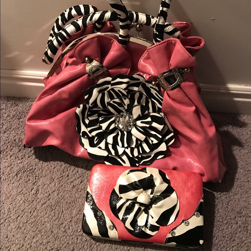 Pink purse with matching wallet. Accented w/zebra