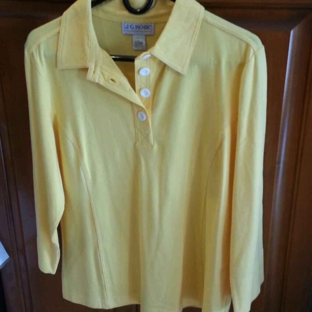 Long sleeve shirt with collar and three button ope