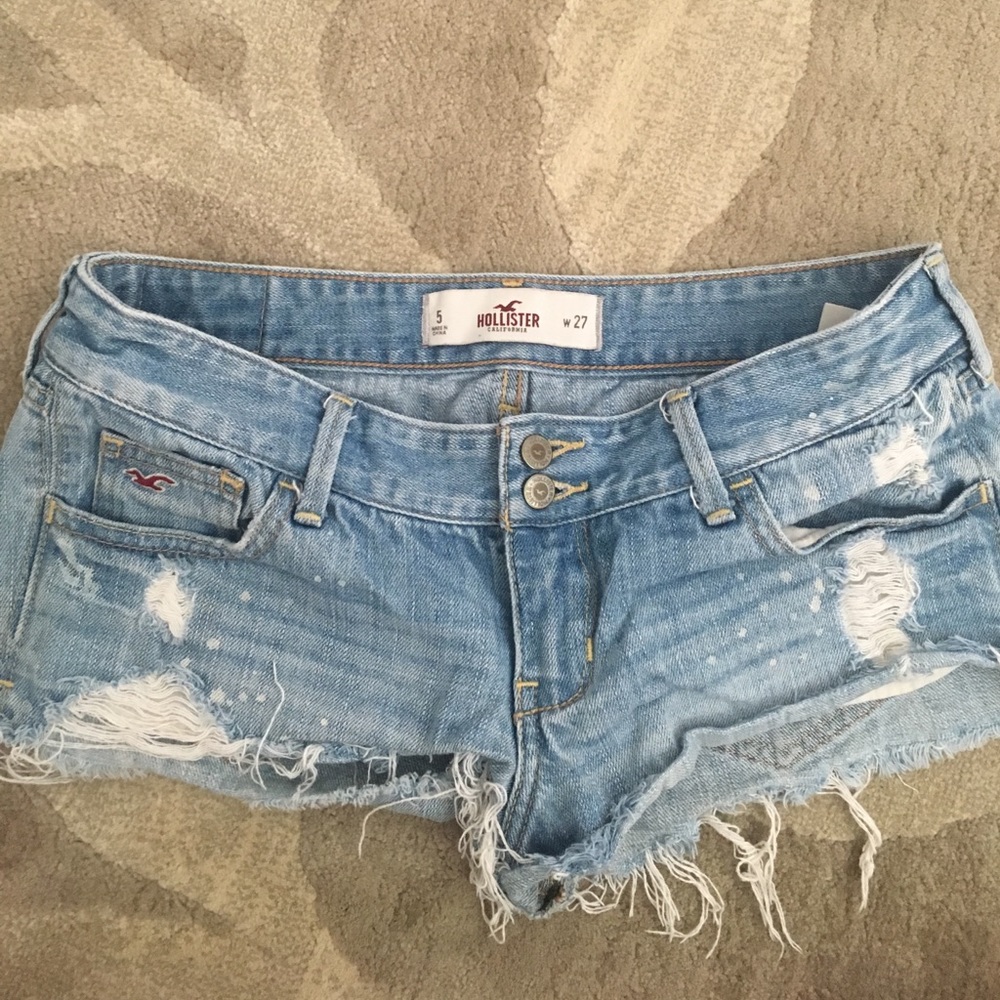 HOLLISTER Co. light wash jean shorts!