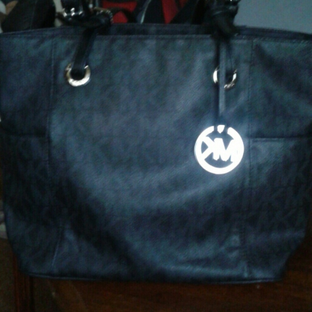 Beautiful authentic Michael Kors Signature Jet Set