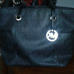 Beautiful authentic Michael Kors Signature Jet Set