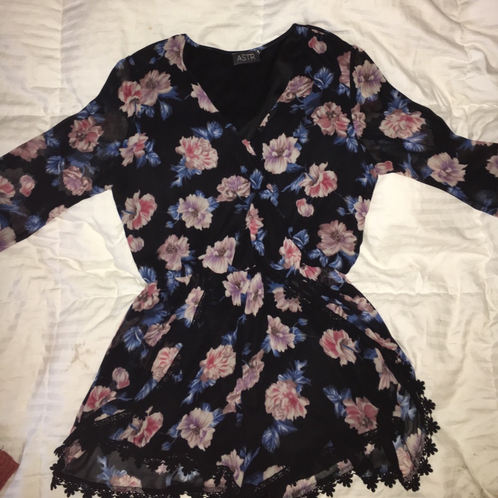 *SALE* ASTR lace trimmed floral romper