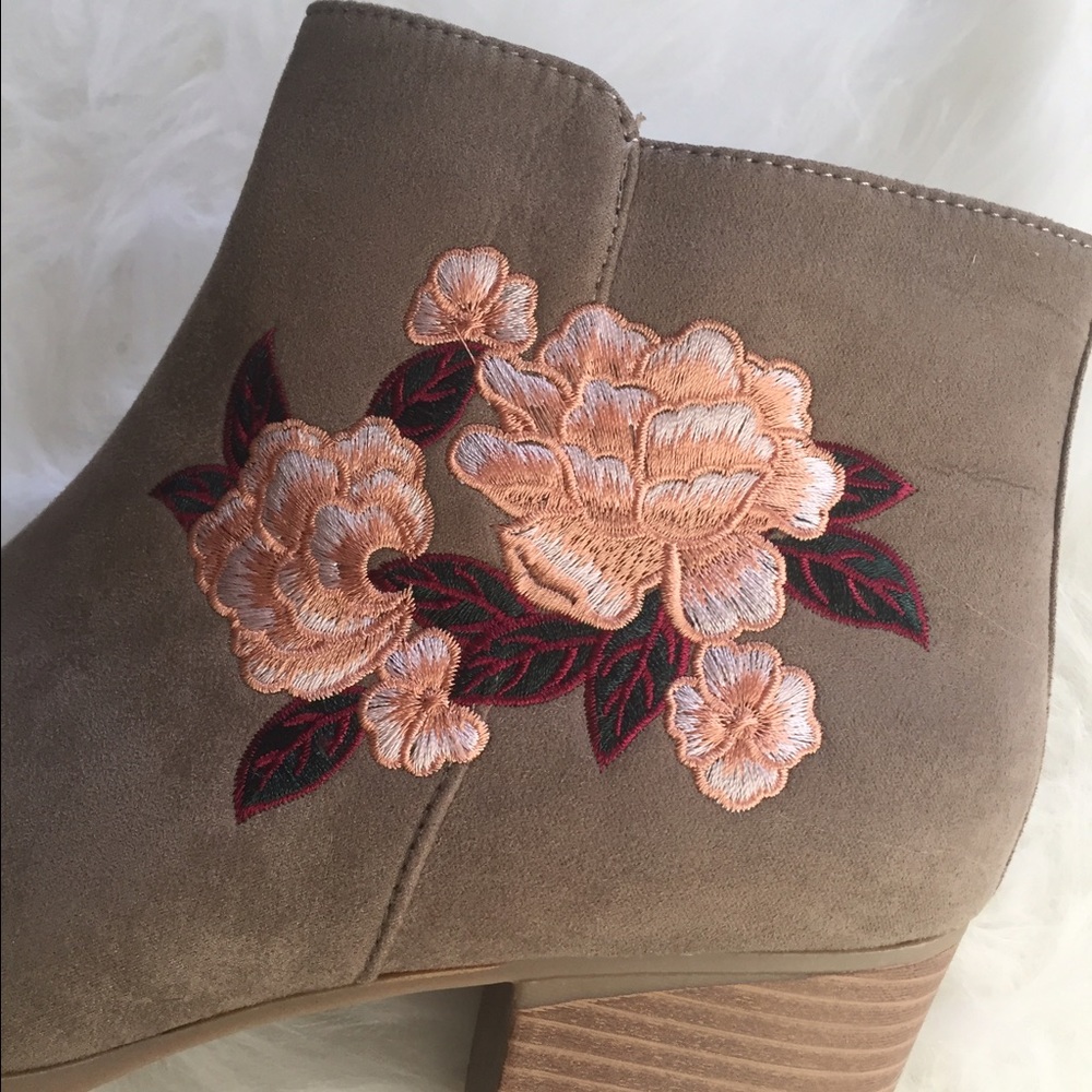 -LAST PAIR: SALE- Floral Embroidered Boot - Picture 4 of 6