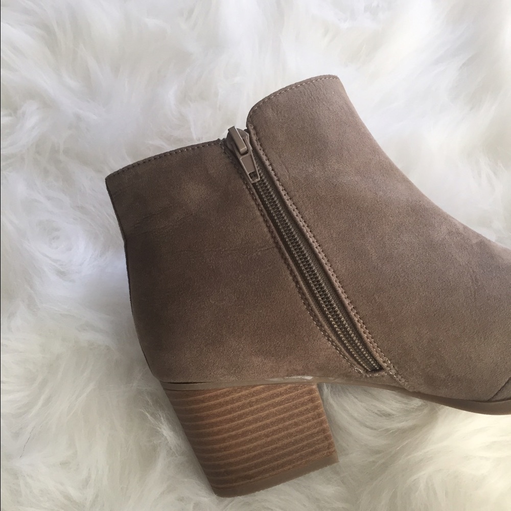 -LAST PAIR: SALE- Floral Embroidered Boot - Picture 5 of 6