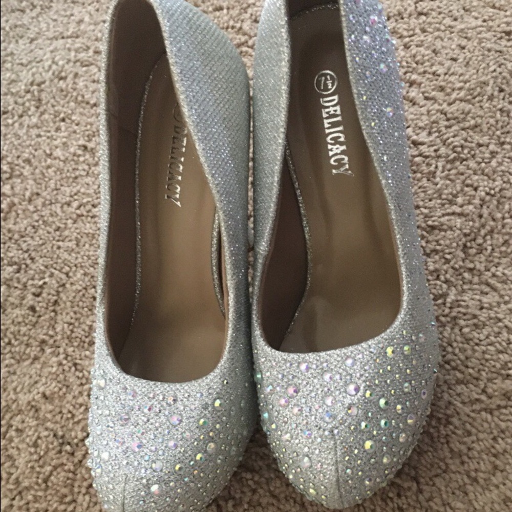 Wedding shoes with fluorescent sparkle
