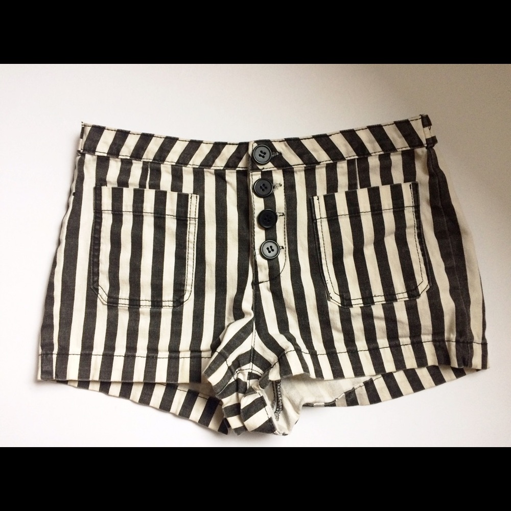 B&W STRIPED HIGH-WAISTED SHORTS