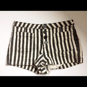 B&W STRIPED HIGH-WAISTED SHORTS