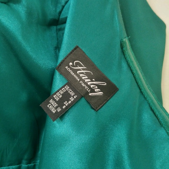 Emerald green prom dress - Picture 2 of 7