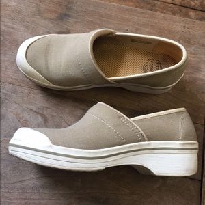 Dansko vegan slip on clogs in Taupe. Size 40.