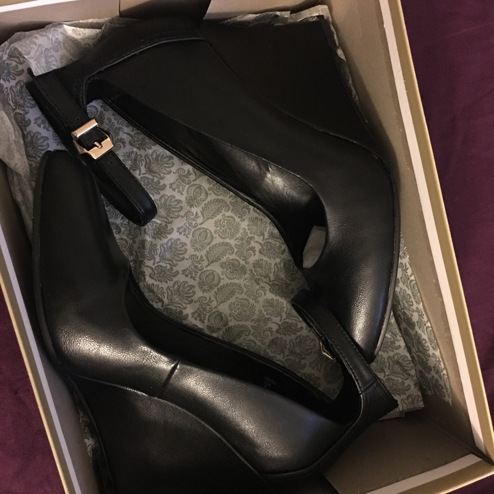 ⛔️SOLD⛔️Black Wedges 👠👠 with ankle straps