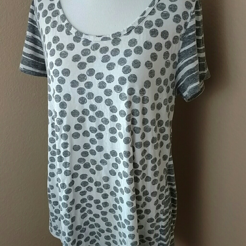 Large LuLaRoe Classic Tee