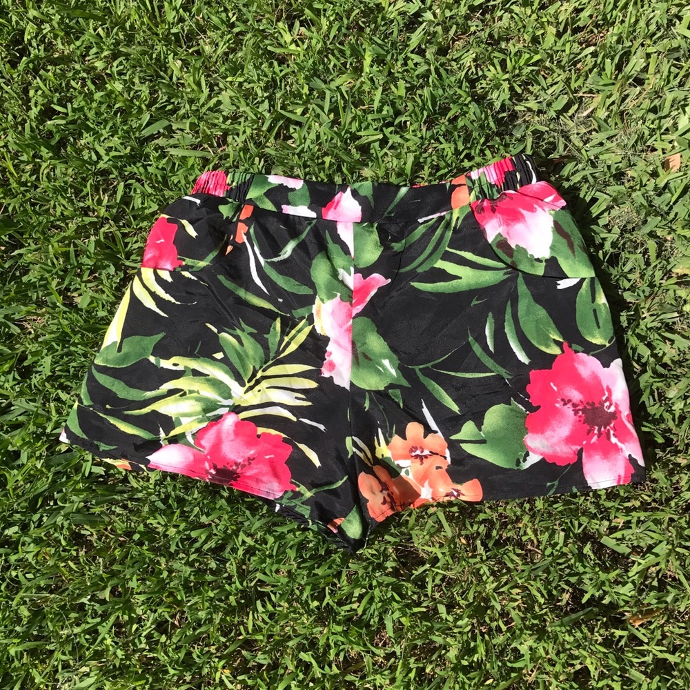 Hawaiian shorts 🌺