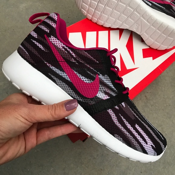 Nike Shoes - LAST PAIR📍NWB 👣 NIKE ROSHE ONE | MESH
