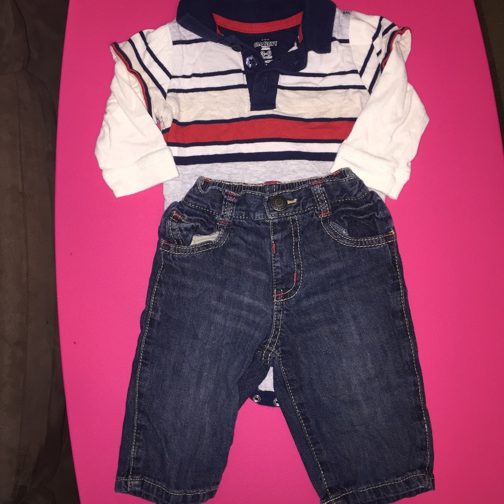 Old navy outfit. Very good condition. 3-6mo.