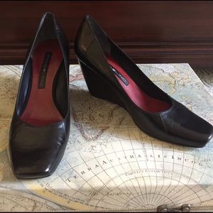 Bandolino black leather wedge size 7