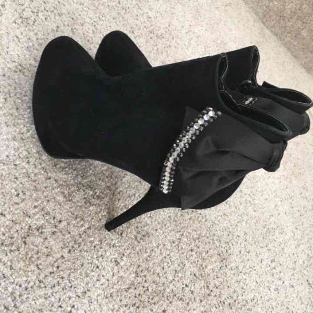 Black Heeled Booties (cheaper on Ⓜ️erc🅰️ri)