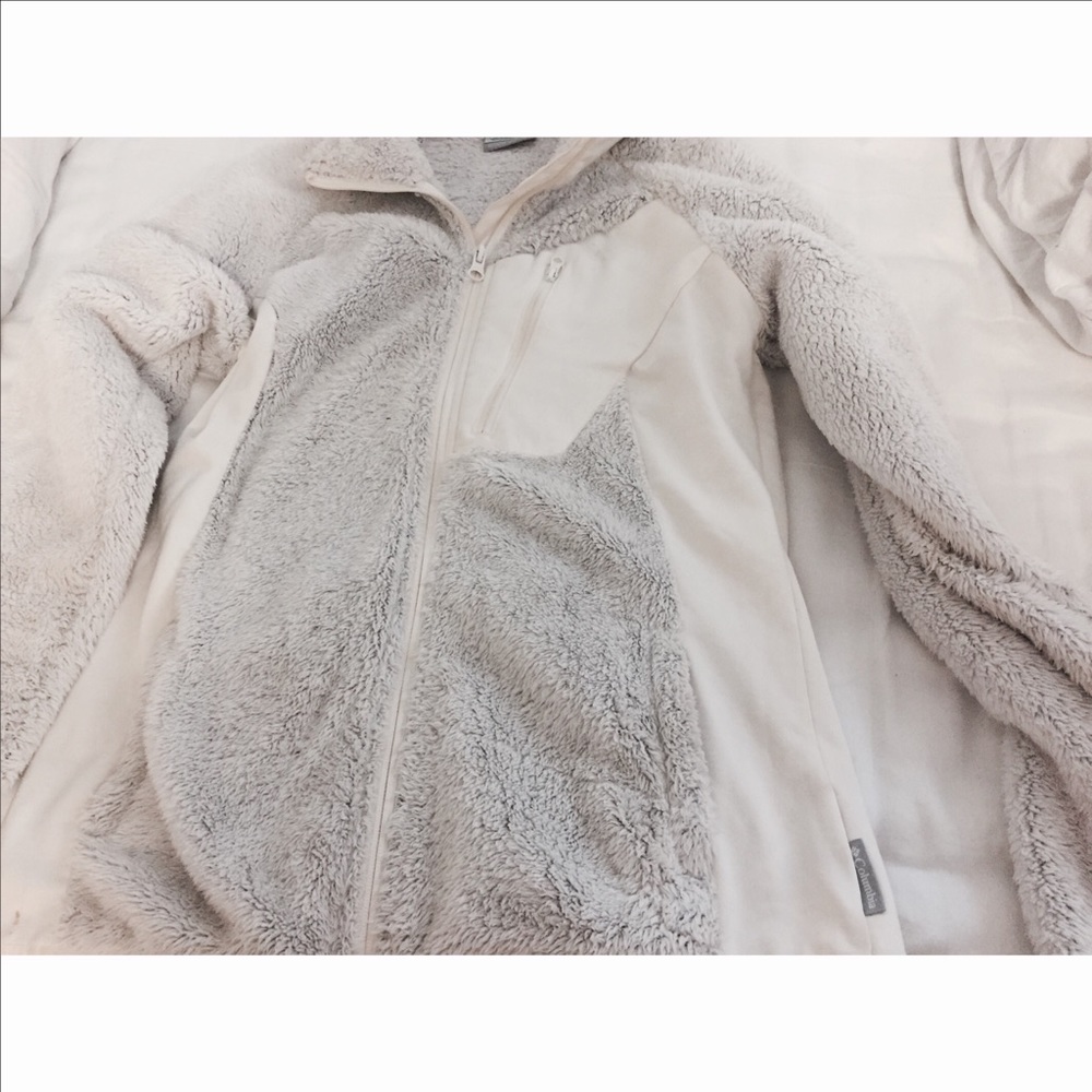 FUZZY WHITE COLUMBIA FLEECE