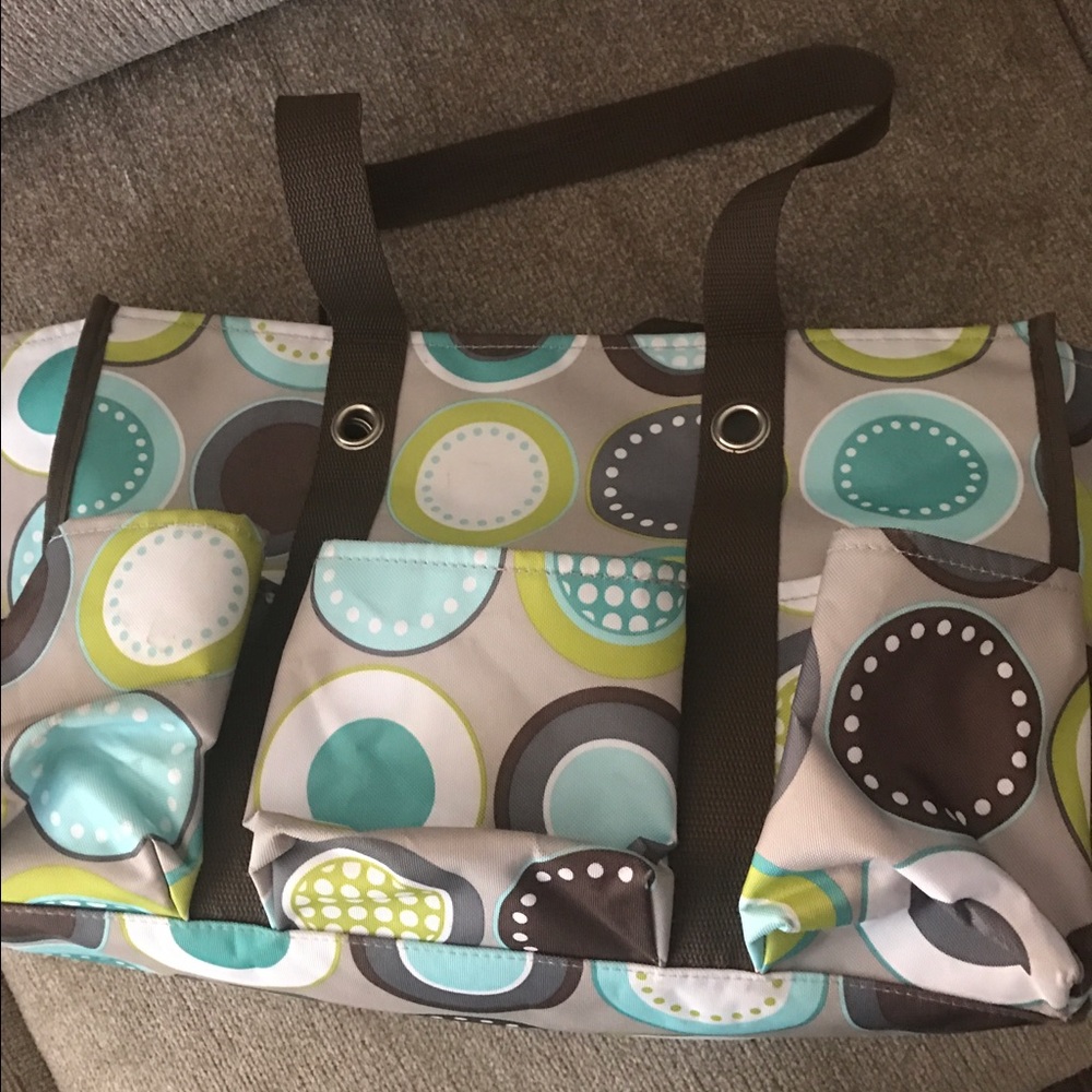 31 tote bag with 5 outside pockets and 2 mesh end