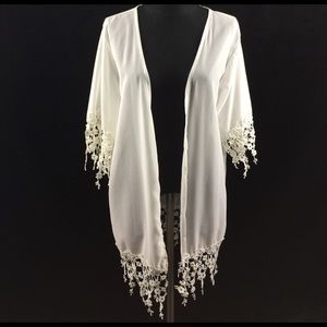 White floral trimmed kimono
