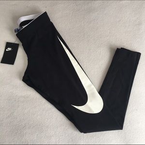 NWT Nike Swoosh Leggings XS