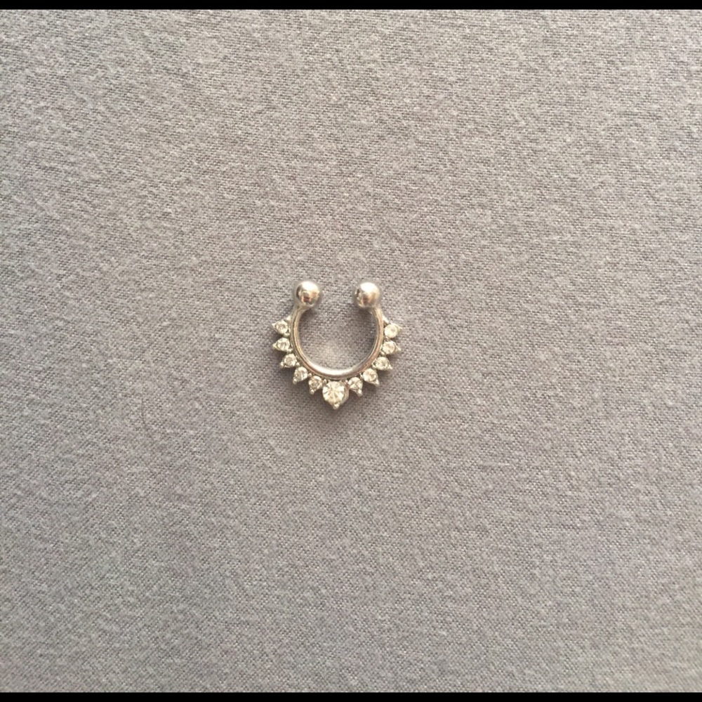 Faux septum piercing