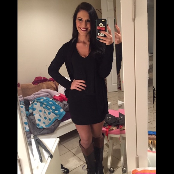 Welcome to my Posh closet! 😘🛍🎁 xox, Christina🖤 - Picture 4 of 8