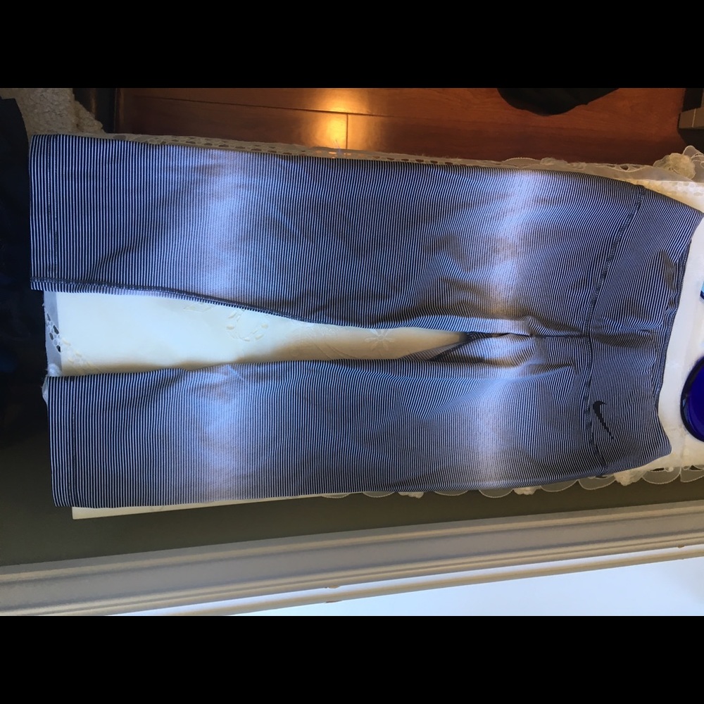 NikE DRI-FIT white/black patterned capri legging