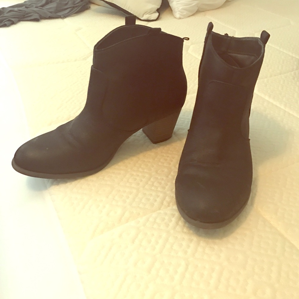 Black casual booties