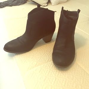 Black casual booties