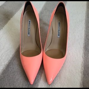 Coral manolo pumps