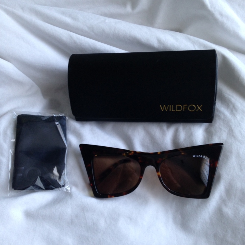 WILDFOX IVY SUNGLASSES & CASE