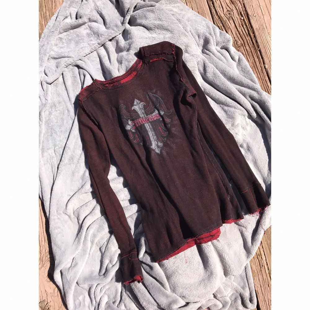 REVERSIBLE LONG-SLEEVE TEE.