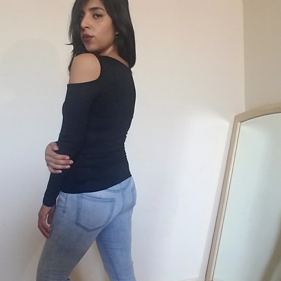 🍃LAST ONE🍃BLACK COLD SHOULDER STRING TOP - Picture 2 of 4