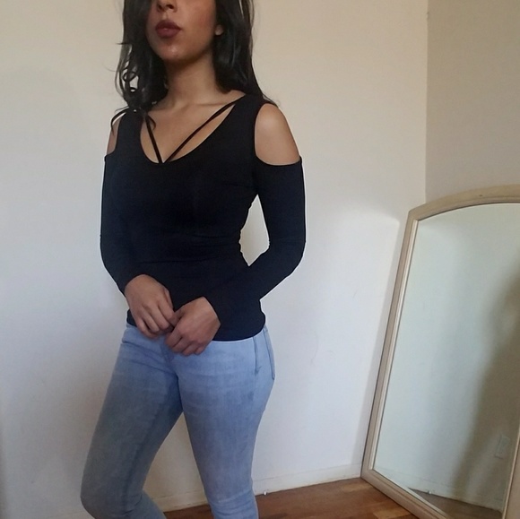 🍃LAST ONE🍃BLACK COLD SHOULDER STRING TOP - Picture 3 of 4