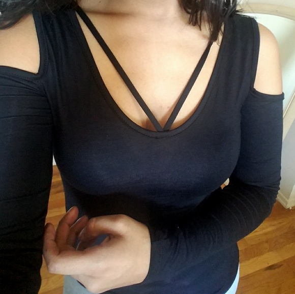 🍃LAST ONE🍃BLACK COLD SHOULDER STRING TOP - Picture 4 of 4