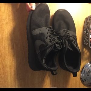 WOMENS NIKE ALL BLACK ROSHE RUN ULTRA