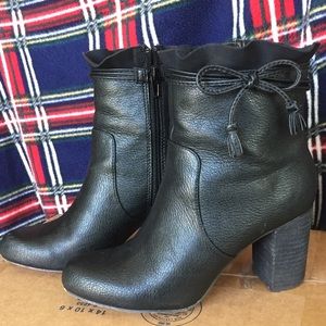 Black leather Covington ankle boots!