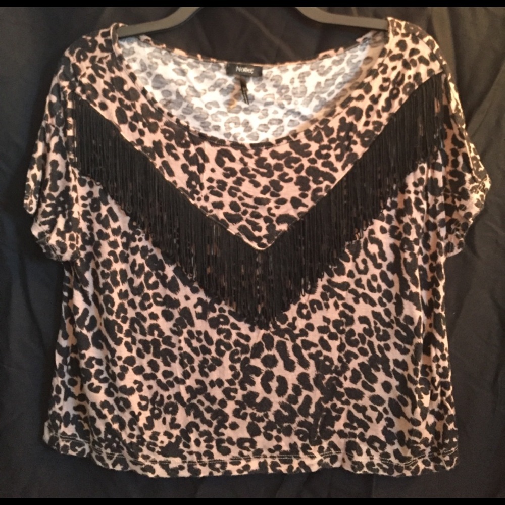 Nollie size Medium, semi crop shirt.