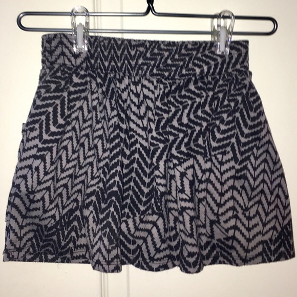 Forever 21 Patterned Miniskirt with front pockets - Picture 2 of 3