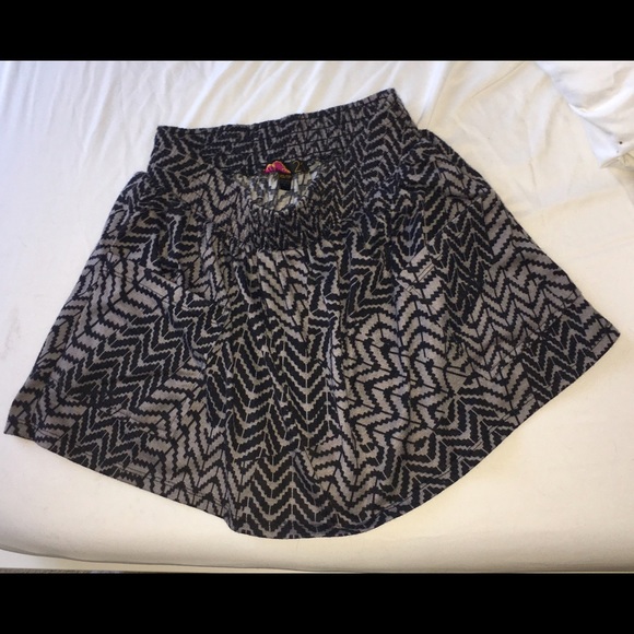 Forever 21 Patterned Miniskirt with front pockets - Picture 3 of 3